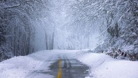 VIDEO Zăpada din martie a acoperit mai multe zone din țară! Stratul de omăt le-a dat bătăi de cap șoferilor